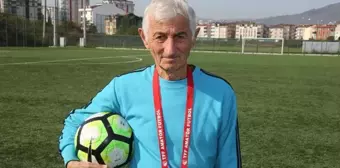 83 yaşındaki antrenör Aziz Tokat, 58 yıllık takımıyla iki yıllık daha sözleşme imzaladı