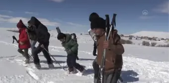 Son dakika haber... İlk kez kayakla tanışan köy çocukları karlı tepeleri piste dönüştürdü