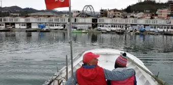 22 yıldır gece gündüz demeden eşiyle birlikte denizde 'Vira Bismillah' diyor