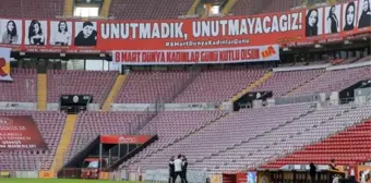 Galatasaray tribünlerinden anlamlı pankart: Unutmadık, unutmayacağız