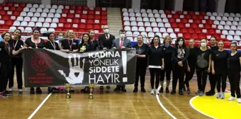 Kadına şiddete voleybol müsabakası ile dikkat çektiler