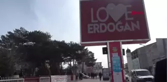 Son dakika haberi | VAN Erciş'te led ekranlara 'Love Erdoğan' görseli yansıtıldı