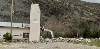 Batman'da şiddetli rüzgar cami minaresini yıktı