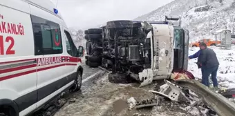 Elma yüklü tır devrildi, sürücüsü yaralandı