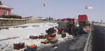 Tır devrildi.. Tonlarca portakal kar içerisinden tek tek toplandı