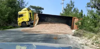 Tırın devrilen hafriyat dolu dorsesi yolu trafiğe kapadı