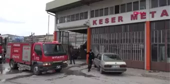 AFYON 4 İŞ YERİ YANMAKTAN SON ANDA KURTARILDI, ÇALIŞANLARIN PANİK ANI KAMERAYA YANSIDI