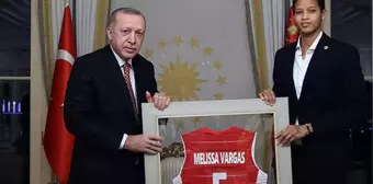 Fenerbahçeli voleybolcu Melissa Teessa Vargas Türk oldu, kimliğini Cumhurbaşkanı Erdoğan verdi