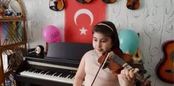 9 yaşındaki Ceren'den kemanlı 23 Nisan kutlaması