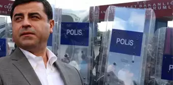 Kobani davası olaylı başladı! Avukatlar salonu terk etti, Selahattin Demirtaş '128 milyar dolar nerede?' yazılı kağıdı gösterdi