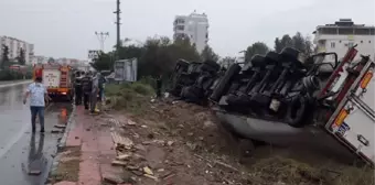 TIR'ın elektrik direğine çarpıp devrildiği kaza kamerada