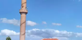 Yıldırım düşen caminin minaresi yıkıldı