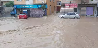 Sağanak su baskınlarına neden oldu