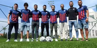 Düzcespor'da 8 futbolcu sözleşme imzaladı