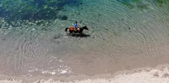 Bunaltıcı sıcakta yarış atıyla denizin tadını çıkarttı