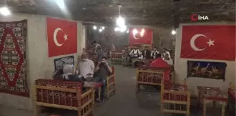 45 dereceyi gören Gaziantep'te battaniye ve sobayla ısınıyorlar