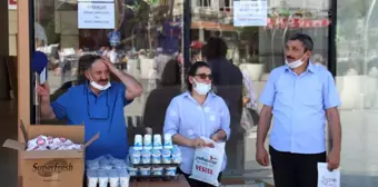 Profesör kazandığı tazminat davasıyla Rize'de ekmek arası döner dağıttırdı