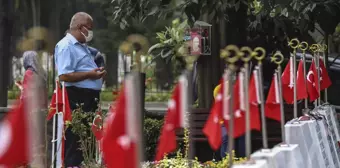 Son dakika haberi! Şehit aileleri Edirnekapı Şehitliği'nde şehitlerin kabirlerini ziyaret etti