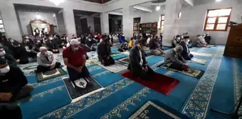 Kars'ta Bayram namazında camiler doldu