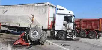 TIR'ın çarptığı traktör ikiye bölündü; sürücü yaralı