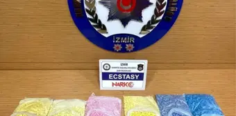 İzmir'de bir araca uyuşturucu baskını: 10 bin 70 adet Ekstazi hap ele geçirildi