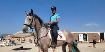 Atlı jandarmalar ünlü tatil merkezi Çeşme plajlarında göreve başladı