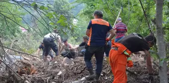 Son dakika haberi... Kastamonu'da babasının yanında sele kapılan Rabia Aydemir'i arama çalışmaları sürüyor