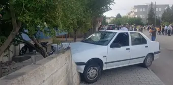 Otomobil kaldırımda duran gençlerin arasına daldı: 4 yaralı