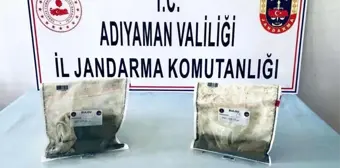 Kurutmaya bıraktıkları esrarı toplarken yakalandılar