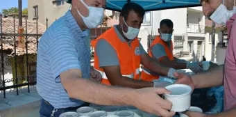 Çanakkale'nin Lapseki ilçesinde vatandaşlara aşure ikram edildi