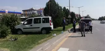 KALDIRIMA ÇARPAN ARAÇ YAN DEVRİLDİ 1 ÖLÜ, 1 YARALI