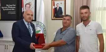 Kızılcahamam Belediye Başkanı Acar'dan sel felaketinde görev yapan personele plaket