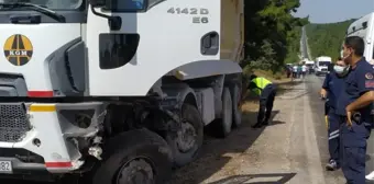 Manisa'da otomobil ve kamyonun çarpışması sonucu sürücüler yaralandı