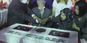 Zafer Bayramı'nın 99. yıl pastasını 99 yaşındaki Yusuf Dede kesti