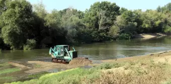 Taşkın riskini azaltmak için Tunca Nehri yatağında başlatılan kum temizliği sürüyor