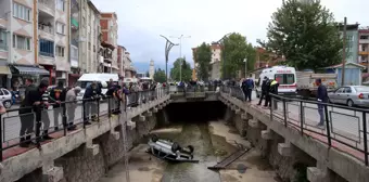 Tokat'ta devrilen otomobilin sürücüsü ile onu kurtarmak için dereye atlayan kişi yaralandı