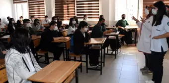 Sağlık meslek lisesi öğrencileri okullarda aşının önemini anlatıyor