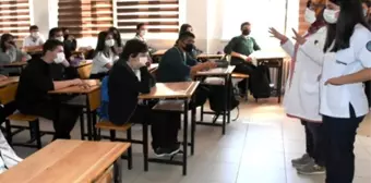 Kırşehir'de sağlık meslek lisesi öğrencileri okullarda aşının önemini anlatıyor