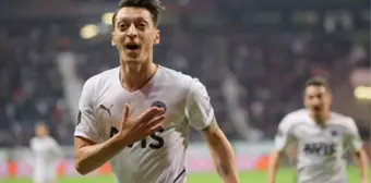 Abisinin doğum günü paylaşımı sosyal medyayı yıktı geçti! İşte sünnet çocuğu Mesut Özil