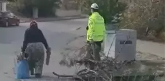 Trafik polisinden yürek ısıtan hareket! Yaşlı kadını halini görünce düşünmeden yardımına koştu