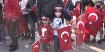 Son dakika haber... ESKİŞEHİR - 29 Ekim Cumhuriyet Bayramı töreni kapsamında Türk Yıldızları Akrobasi Timi selamlama uçuşu yaptı