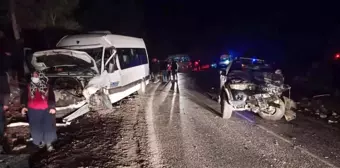 Kahramanmaraş'ta minibüs ile kamyonet çarpıştı, 15 kişi yaralandı