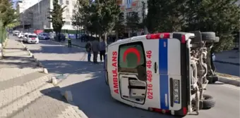 SANCAKTEPE'DE OTOMOBİLLE ÇARPIŞAN AMBULANS DEVRİLDİ