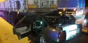 Afyonkarahisar'da tıra arkadan çarpan otomobildeki 2 kişi yaralandı