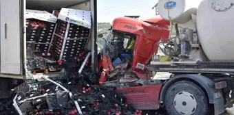 Tıra arkadan çarpan beton mikserinin şoförü araçta sıkıştı