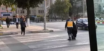 Ambulansı bıraktı, yaşlı kadının yardımına koştu