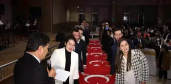 Öğretmen adayları bayrak üzerine yemin ettiler