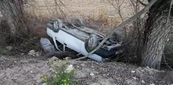 Kayganlaşan yolda takla atan otomobilden yara almadan kurtuldu