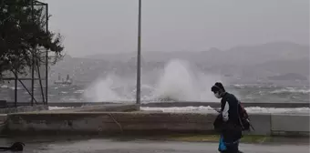 İstanbul'da hayatı felç eden fırtına bu gece ve yarın da sürecek