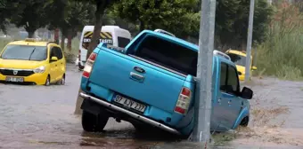 Antalya'da yollar dere yatağına döndü, araçlar mahsur kaldı